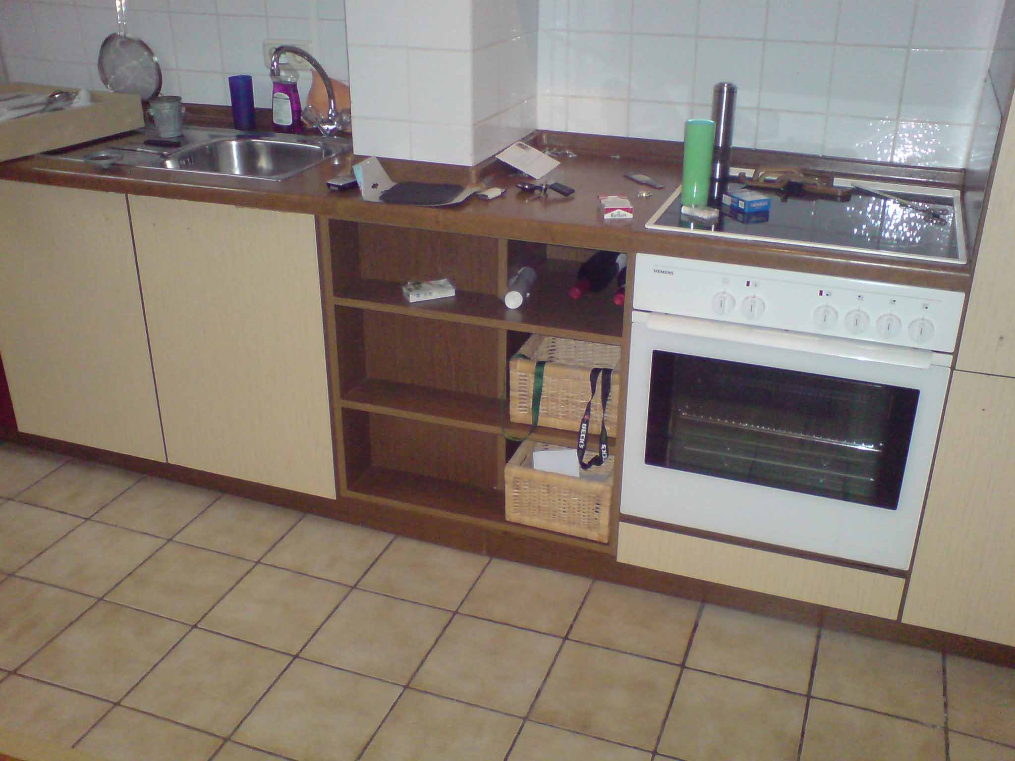 Www.kuechenbeklebung.de Küche in rot